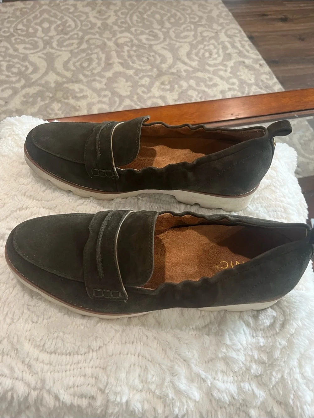 Vionic Cynthia II khaki suede preppy/professional loafer 9 cushioned footbed
